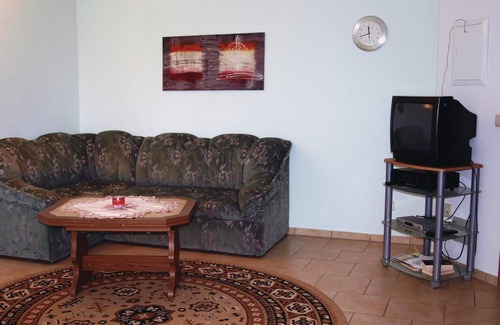 Brussow House | The open plot on which this solid and comfortably furnished vacation bungalow in Brandenburg stands