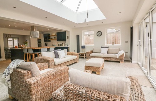 Crantock Cottage | THE ORCHARD, pet friendly, country holiday cottage in Crantock