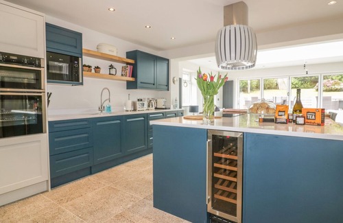 Crantock Cottage | THE ORCHARD, pet friendly, country holiday cottage in Crantock
