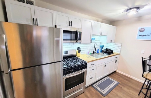 Ottawa House | The Ottawa Escape! King Bed. Pet Friendly! Close to downtown.
