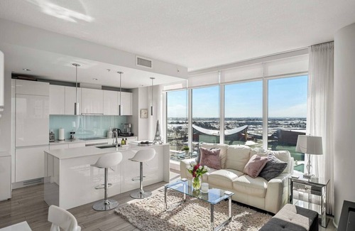Victoria Park Apartment | The Outlook - Calgary Tower & Stampede Views!
