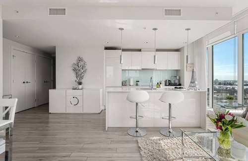 Victoria Park Apartment | The Outlook - Calgary Tower & Stampede Views!