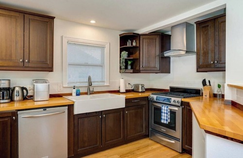 Zilker House | The Oxford. Ideal Zilker Location. Groups Welcome!