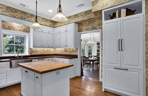 Fredericksburg House | The Painted Lady Estate -5/3.5 Slps 14 , HOT TUB, 2blks to Main, Fire Pit