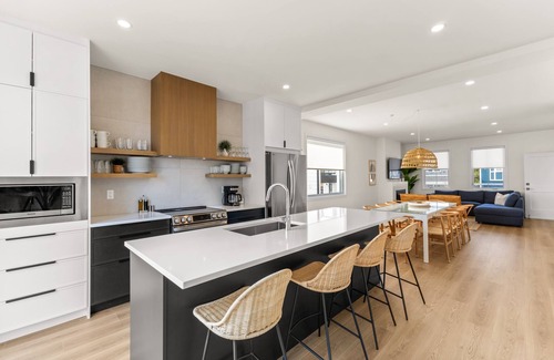 Grand Bend Cottage | The Palms Beach House! 7 BDRM 5 BA