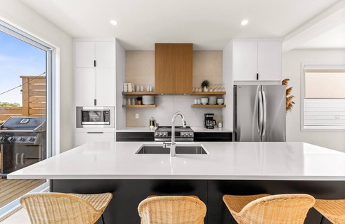 Grand Bend Cottage | The Palms Beach House! 7 BDRM 5 BA