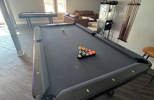 Dubuque House | The Parkview House. Hot Tub, Arcade & Park!