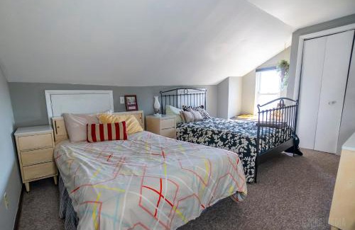 Mount Washington Apartment | The Peak Mt Washington - Large 2bd Apt w A View