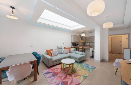 Kilburn Apartment | The Pearl - Luxury 5* Home with Park View