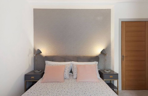 Kilburn Apartment | The Pearl - Luxury 5* Home with Park View