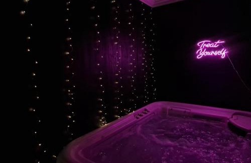 Falkirk Apartment | The Penny Black Apartment With Indoor Hot Tub
