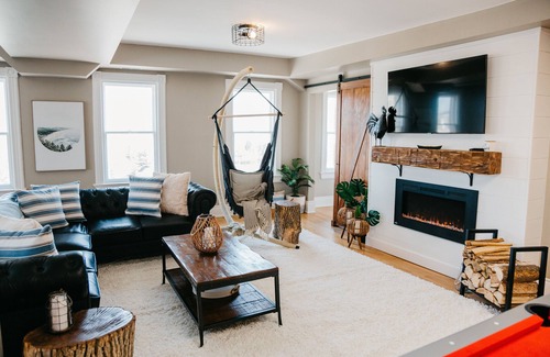 Barrie Apartment | The Penthouse | Luxury at the Lake