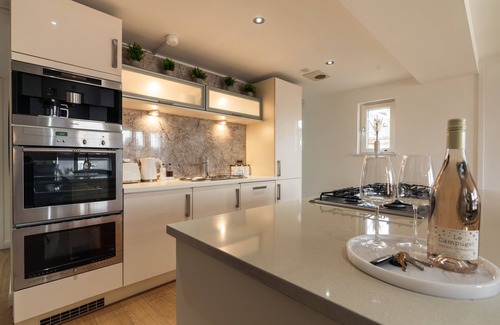 Kelvinbridge Apartment | The Penthouse Suite - Luxury Like No Other