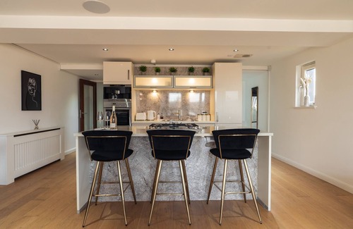 Kelvinbridge Apartment | The Penthouse Suite - Luxury Like No Other