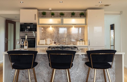 Kelvinbridge Apartment | The Penthouse Suite - Luxury Like No Other
