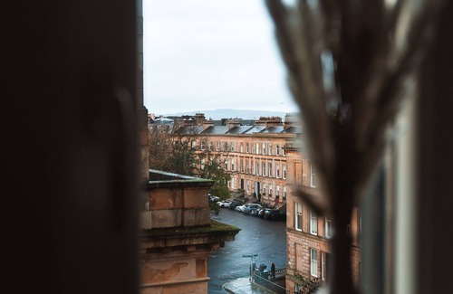 Kelvinbridge Apartment | The Penthouse Suite - Luxury Like No Other