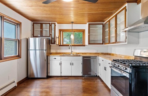 Charlevoix House | The Petoskey House - 1/2 mile from downtown