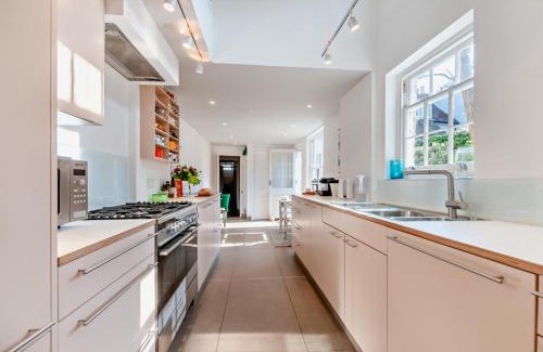 Deal House | The Pilot