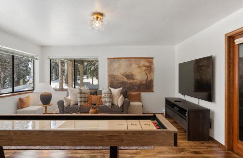 Kingswood Estates House | The Pinecrest Retreat- 10 mins to NorthStar! Hot Tub, Large Deck, Views, and Games