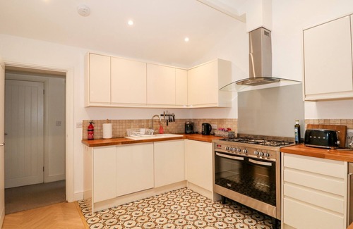 Wymondham Cottage | THE PINFOLD, pet friendly, with hot tub in Melton Mowbray