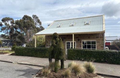 Oatlands House | The Podium Accommodation - Oatlands, Tasmania