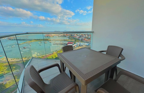 Calidonia Apartment | The Point – Stylish 2-BR w/Pool, Gym , Private Balcony & Free Parking