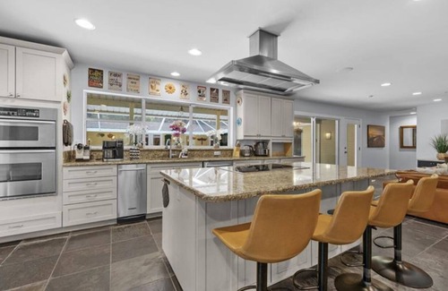 Sugarfoot House | The Pond House! Large Pool, 10 sleeps, Pool Table, Firepit, 10 min UF