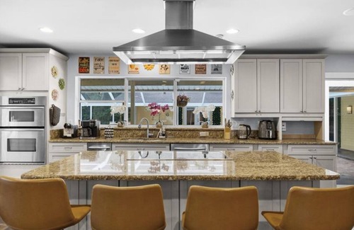 Sugarfoot House | The Pond House! Large Pool, 10 sleeps, Pool Table, Firepit, 10 min UF