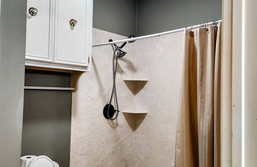 Ruston Apartment | The Ponder House Suite A Qn Beds with private bath. We hve add'l rms available.