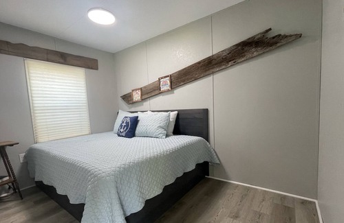 Dandridge Cottage | The Pontoon! Family-friendly tiny Cottage overlooking lake cove!