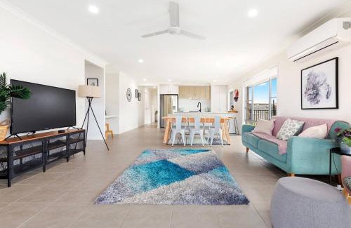 Urraween House | 'The Pool House' Spacious Family Stay at Hervey Bay