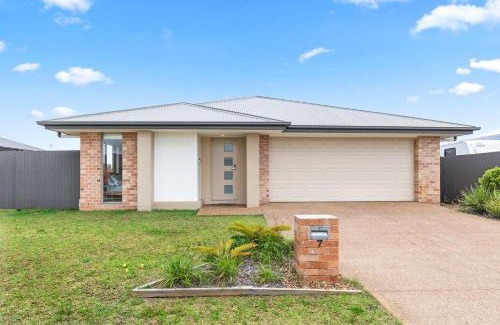 Urraween House | 'The Pool House' Spacious Family Stay at Hervey Bay