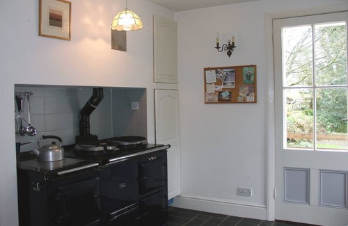 Kingsbridge Cottage | THE POTTERY, pet friendly, with a garden in Aveton Gifford