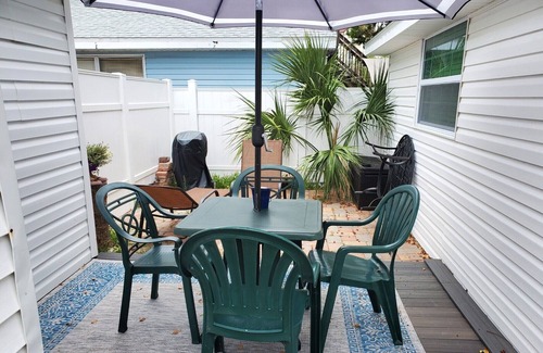 Clearwater Beach Cottage | The Purple Flower - 30 Second walk to the Beach. Free parking.