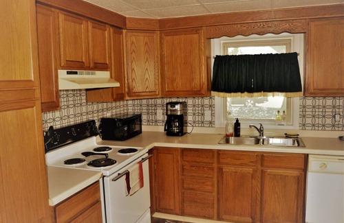 Grand Forks Apartment | The Red 6: indulge in the charm of a delightful and cozy 2-bedrm apartment