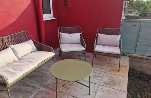 Bristol Apartment | The Red House, 2 bedroom garden flat in Totterdown over looking Bristol City.