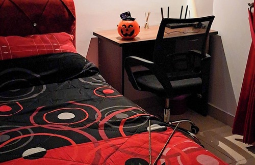 Kota Warisan Bed & Breakfast | The Red Room @ Alanis Residence Sepang, KLIA1 and KLIA2
