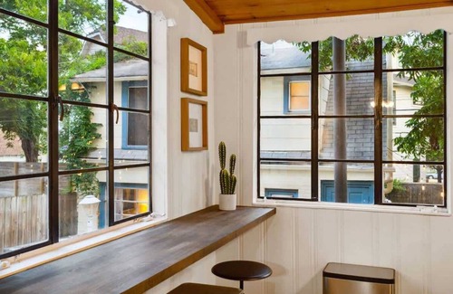 Old Enfield House | The Rendezvous | Spacious 8BR Austin Gem