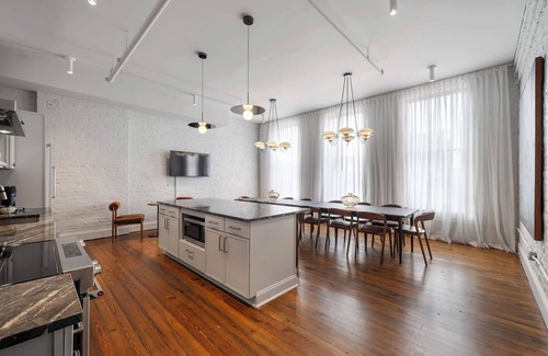 West Main Historic District Apartment | The Reserve on Main | Private Luxe Floor 12 guests
