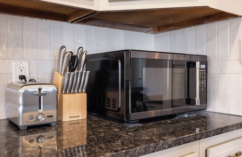 Hendron House | The Residence: Renovated 3-bed/1.5 bath, In-unit laundry, Work station, WiFi