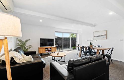 Warrane House | The Residential Retreat-Sleeps 15-Close to Shops