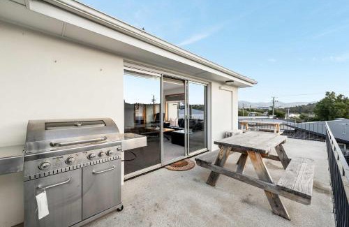 Warrane House | The Residential Retreat-Sleeps 15-Close to Shops