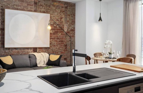 Hobart Central Business District Apartment | The Retreat at Saddlers House with Private Balcony