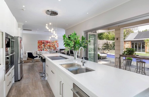 North Adelaide House | The Retreat - Private Estate, Pool & Tennis Court