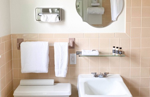 Algoma Hotel | The River Hills Motel - Algoma, WI - Near Door County