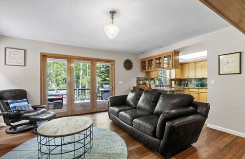 North Upper Truckee Cabin | The River Rock House | Deck-BBQ-Trails | Sleeps 6