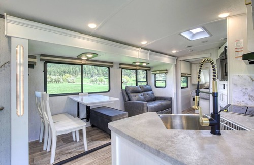 Nemo House | The Robin · Quiet · Views · King Bed · Near Trails · WiFi · SmartTV · Weekly -5%