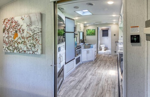 Nemo House | The Robin · Quiet · Views · King Bed · Near Trails · WiFi · SmartTV · Weekly -5%