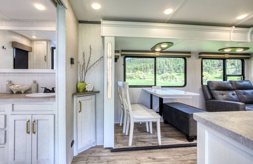 Nemo House | The Robin · Quiet · Views · King Bed · Near Trails · WiFi · SmartTV · Weekly -5%