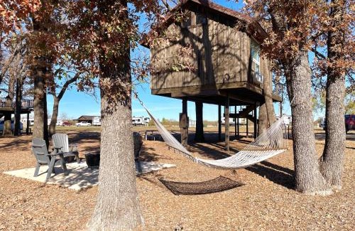 Elm Mott Other | The Robin Treehouse 15 MIN to Magnolia Baylor